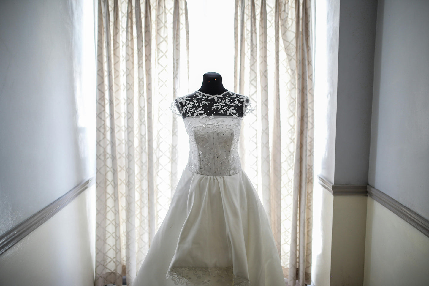 Robe de Mariage Blanche avec Dentelles et Perles