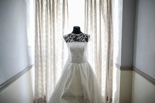 Robe de Mariage Blanche avec Dentelles et Perles